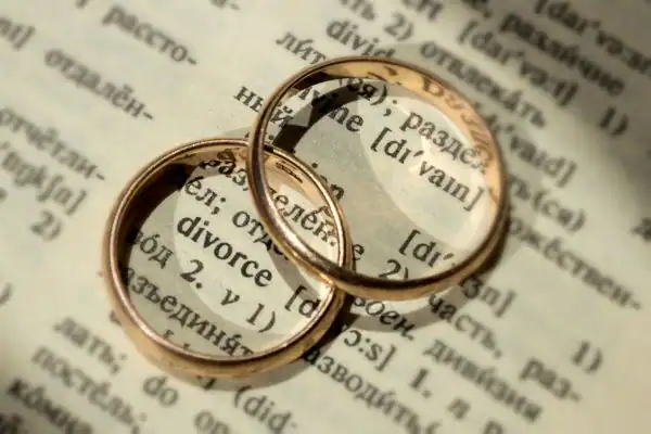 Image of rings removed before divorce mediation Southwark